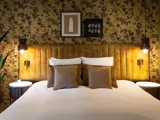 Moderne hotelkamer met heerlijk ontbijt in het dorpscentrum