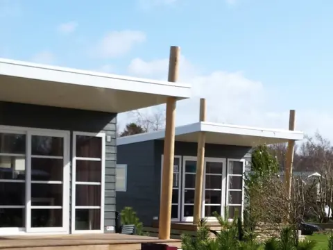 Trendy modern chalet in het bos nabij Den Burg gelegen