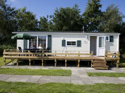 Modern chalet op een leuk park aan de rand van het bos