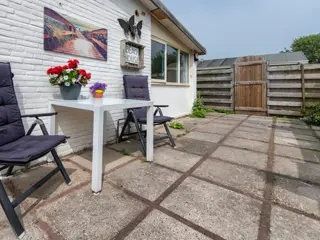 Knusse en gezellige bungalow met eigen tuin midden in De Koog