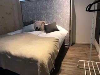 Ruime kamer in het historische centrum van Den Burg