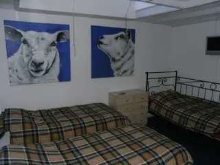 Fijne driepersoons B&B kamer met horeca en winkels om de hoek