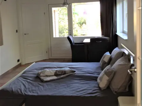 Ruime kamer met terras in het schilderachtige vissersdorp