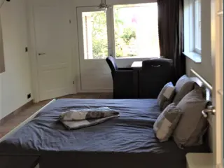 Ruime kamer met terras in het schilderachtige vissersdorp