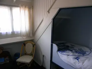 Eenpersoons B&B kamer met bedstee in het dorpscentrum