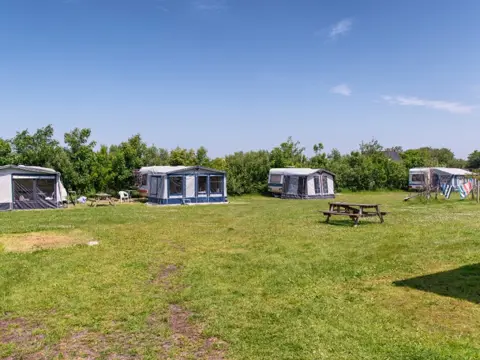 Kamperen op boerderij onder het licht van de vuurtoren