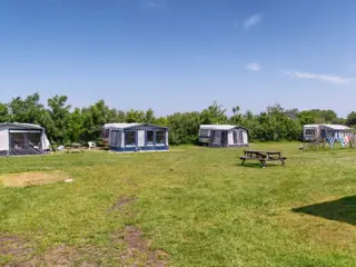 Kamperen op boerderij onder het licht van de vuurtoren