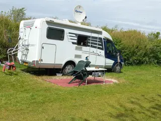Kamperen met camper op boerencamping vlakbij het bos en Den Hoorn