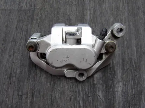 REMKLAUW RECHTS VOOR Yamaha XVS 650 Dragstar 1996 - 2006