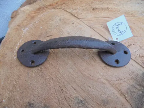 GIETIJZEREN DEURHANDVAT RONDE BEVESTIGING NIEUW