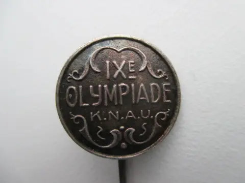 Amsterdam olympic games 1928, .zilver speldje, k.n.a.u - dutch athletic team lapel pin -olympiade k.