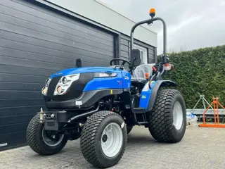 Solis 22 pk compact tractor op brede gazonbanden, zijschakeling en stuurbekrachtiging ACTIEPRIJS! 4w