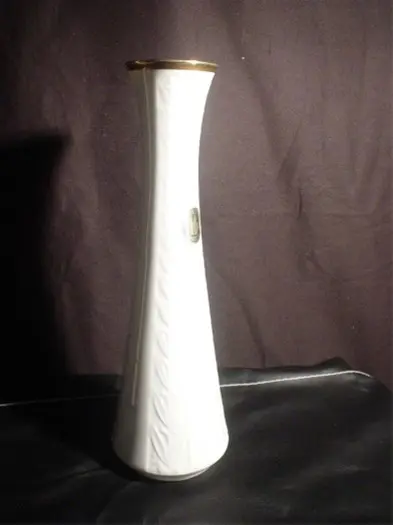 Elegant wit porc.jubileum vaasje,bareuther,18 cm