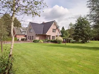 Vrijstaande woning, dubbele bewoning, perceel 6695 m2