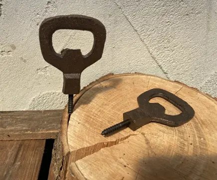 GIETIJZEREN FLESOPENER MET SCHROEFDRAAD NIEUW ideal in mancave