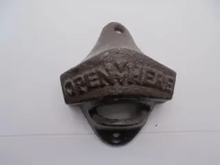 GIETIJZEREN FLESOPENER&nbsp;MUURBEVESTIGING NIEUW