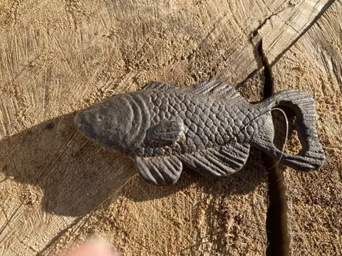 GIETIJZEREN FLESOPENER VIS NIEUW