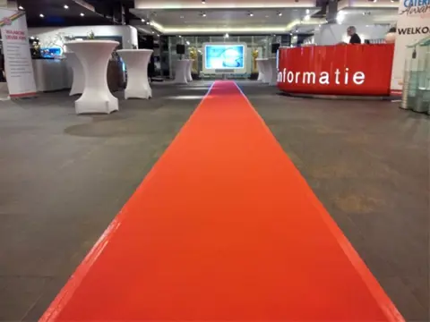 Filmsets film decor rode loper hollywood decoratie