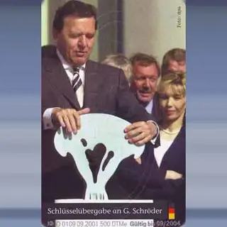Schl&uuml;ssel&uuml;bergegabe an Schr&ouml;der (2001)
