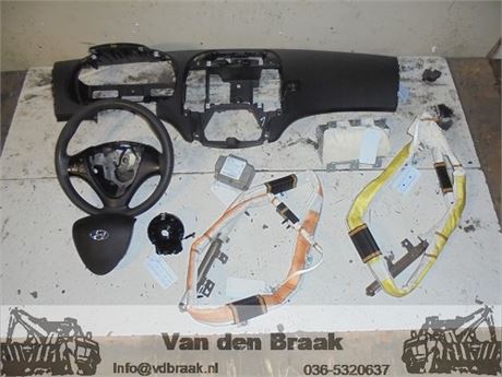 Hyundai i30 CW 2008-2012 Dashboard met airbags en gordels