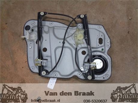 Volkswagen Touran 2003-2010 Raammechaniek elec. rechtsvoor