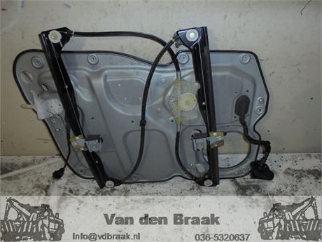 Volkswagen Touran 2003-2010 Raammechaniek elec. rechtsvoor