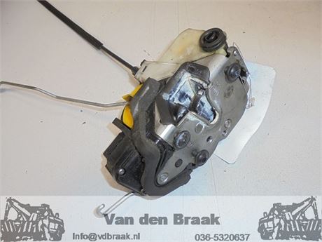 Opel Astra Tourer 2010-2016 Deurslot linksachter