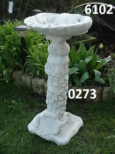 Zuil met waterbak schelp