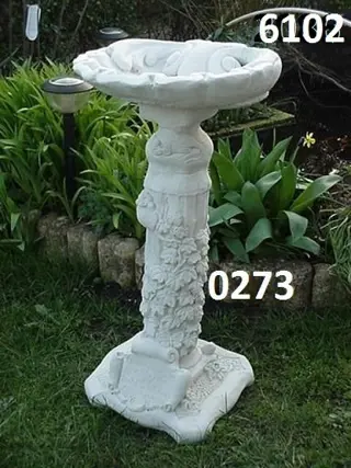 Zuil met waterbak schelp