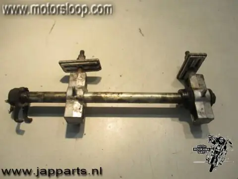 Honda CB-1(NC27) Achterwiel as met spacers en spanners