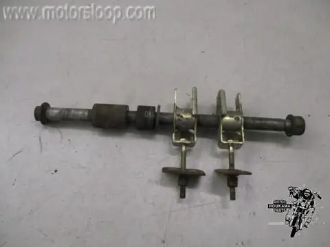 Honda CB250(MC24) Achterwiel as met spanners