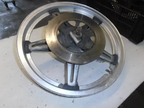Honda CB400T Voorwiel compleet met as ,schijf en km opnemer
