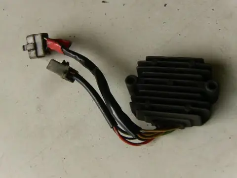 Honda CBX550F(PC04) Spanningsregelaar