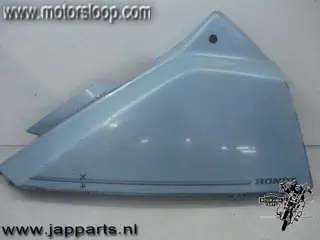 Honda CN250(MF02A) Zijkap links