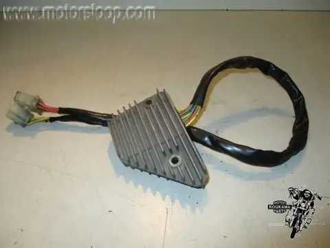 Honda VF500C(PC13) Spanningsregelaar