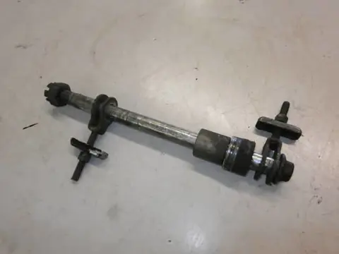 Kawasaki KZ305(CSR) Achterwiel as met spanners 41068-1055