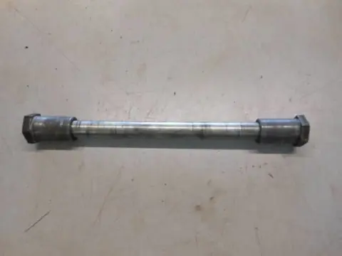 Kawasaki KZ750B Voorwiel as 41068-049