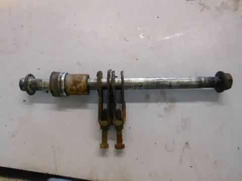 Kawasaki LTD440 Achterwiel as met spacers en spanners