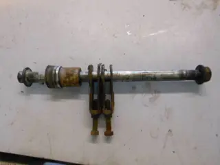 Kawasaki LTD440 Achterwiel as met spacers en spanners