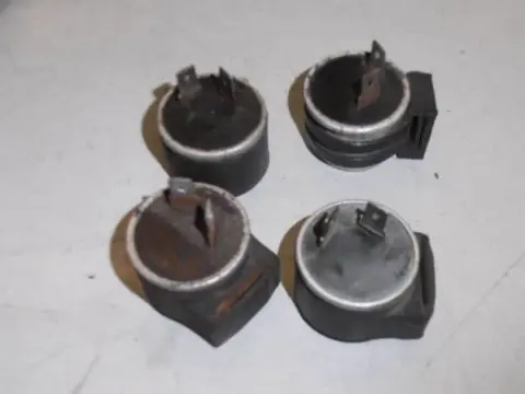 Kawasaki LTD550(KZ550F) Knipperrelais 2 pins rond ( per stuk )