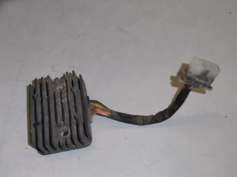 Kawasaki LTD550(KZ550F) Spanningsregelaar 21066-1030