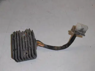 Kawasaki LTD550(KZ550F) Spanningsregelaar 21066-1030