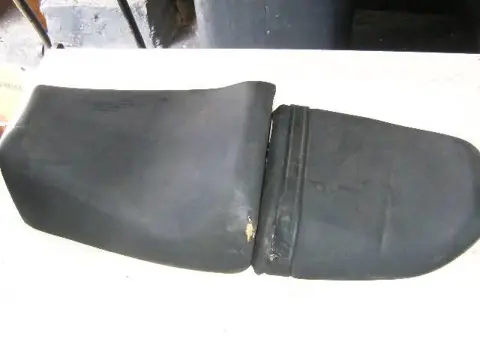 Suzuki GSF400 Zadel Compleet 45100-10D00-6BY & 45300-10D00-6BY