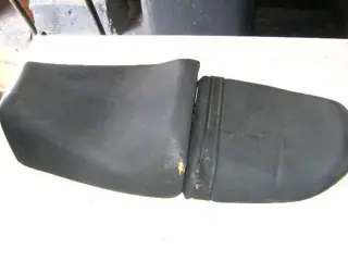 Suzuki GSF400 Zadel Compleet 45100-10D00-6BY & 45300-10D00-6BY