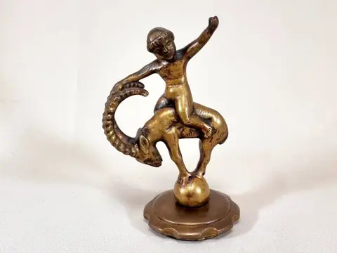Embleem/mascotte/kenteken - Kind reitet auf einem Widder -