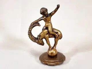 Embleem/mascotte/kenteken - Kind reitet auf einem Widder -