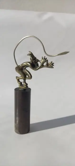 Embleem/mascotte/kenteken - Le pied de nez du diable" The