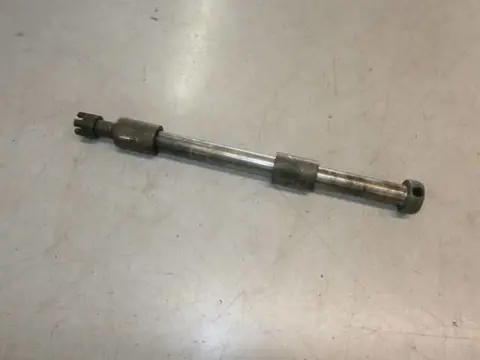 Suzuki GS550E Voorwiel as 54711-33002