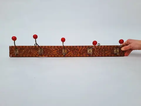 Wand kapstok in hout, met motieven uit de Art-Nouveau