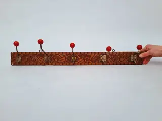 Wand kapstok in hout, met motieven uit de Art-Nouveau